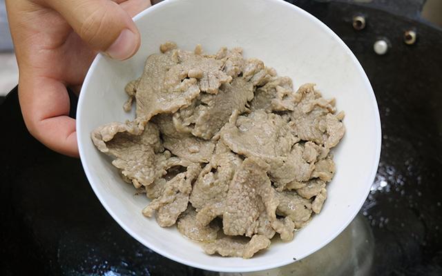 天冷降温，来盘辣炒牛肉，记住1点，牛肉鲜嫩不柴，吃完全身暖和