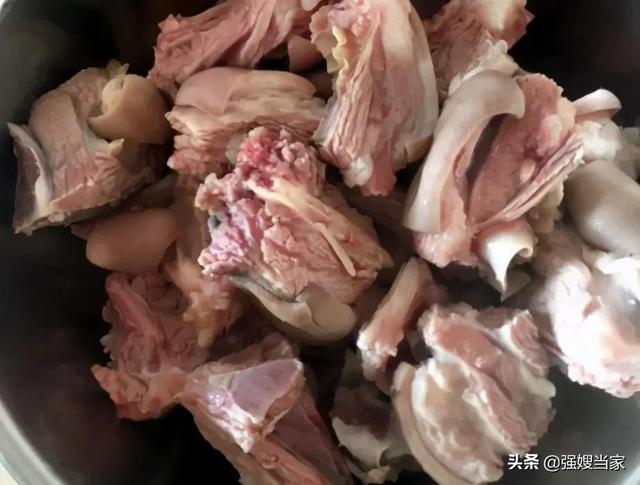 用一招，炖羊肉汤只需加“1红1黑”，羊汤奶白香浓，鲜甜没膻味