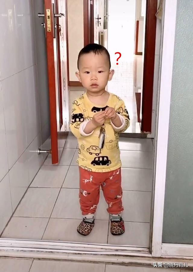 你的育儿经■妈妈上厕所发现没纸了，无奈求助宝宝，宝宝的操作让妈妈当场无语