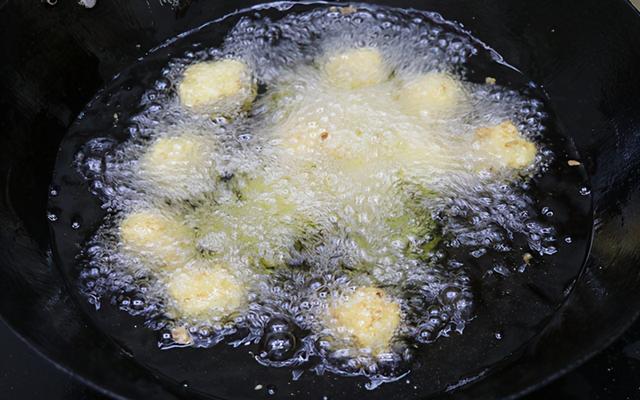 冬天多吃萝卜好，教你做素萝卜丸子，外脆里软，2块钱做一大盘