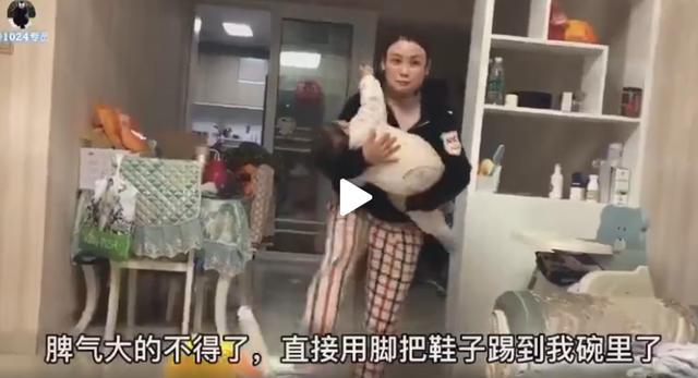 你的育儿经|宝宝哭闹不睡，妈妈一脚踢翻碗筷还凶孩子，引网友热议：我理解你