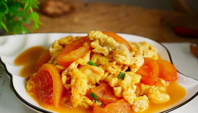 西红柿炒鸡蛋很多人第一步就没做对，难怪不好吃，教你饭店做法