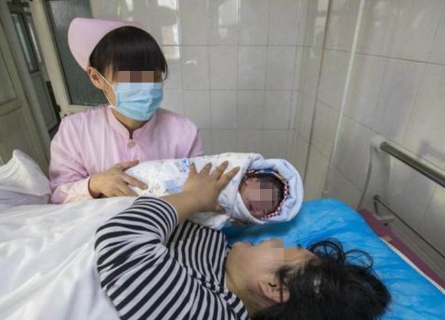 你的育儿经|新生儿裹着“奶油”出生，爸爸看后焦急大哭，医生却说恭喜