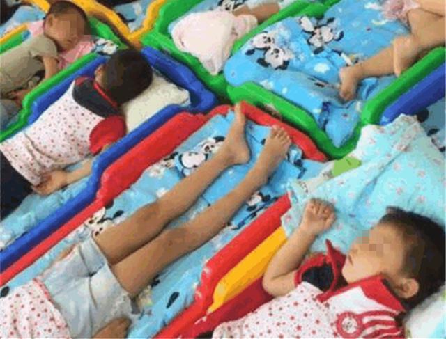 雪莲花|为什么孩子在幼儿园睡觉时，老师让他们“头脚相对”？有3点好处
