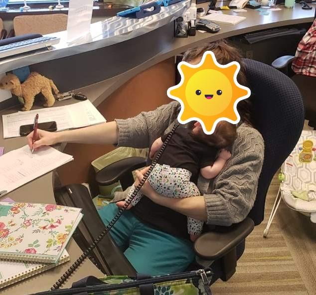 「你的育儿经」“最苦妈妈”背娃上夜班，看到她身后不哭不闹的宝宝，网友泪目