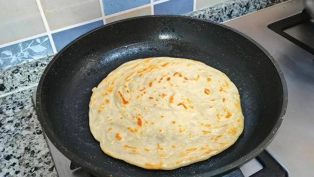 手抓饼皮的做法，制作简单，做成手抓饼或酱香饼，当早餐好吃方便