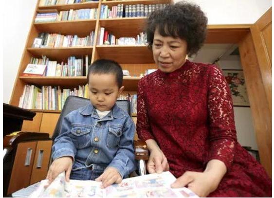 超级宝妈：5岁萌娃能背诗近“五百首”：掌握这3个教育方法，你家孩子也行