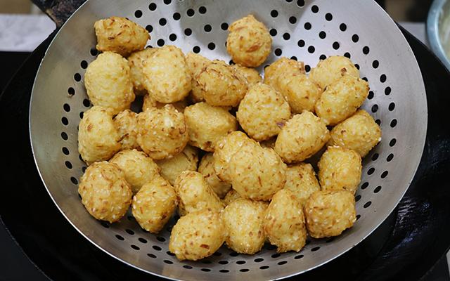 冬天多吃萝卜好，教你做素萝卜丸子，外脆里软，2块钱做一大盘