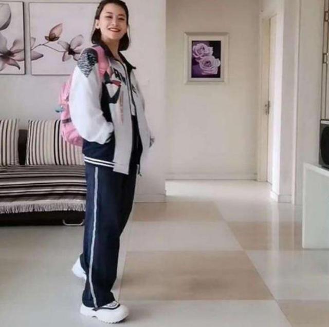你的育儿经:40岁宝妈宅家等复工,无聊穿起女儿校服,网友:爸爸不淡定了