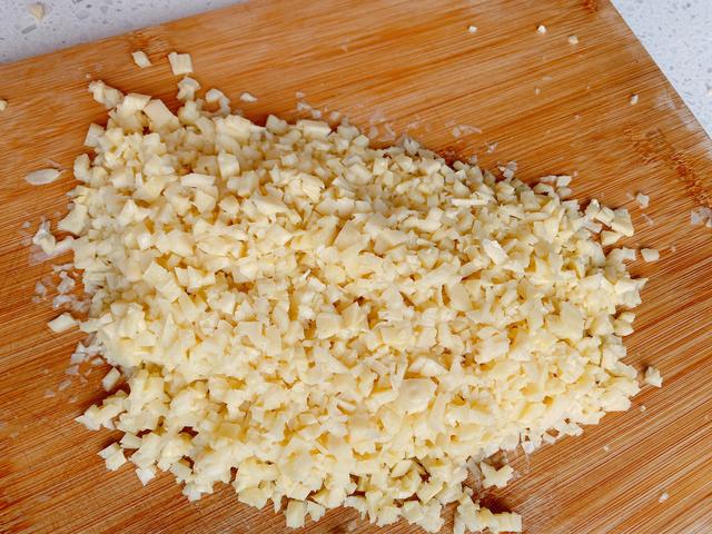 应季的冬笋馅包子，冬笋处理是重点，这样做的包子皮薄馅多还爆汁