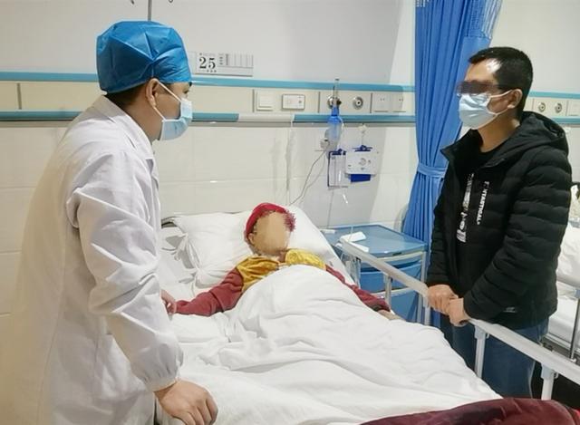 胆大！嫌脖子上的透析管碍事，七旬老太自己剪断了！部分导管“游”到了心脏