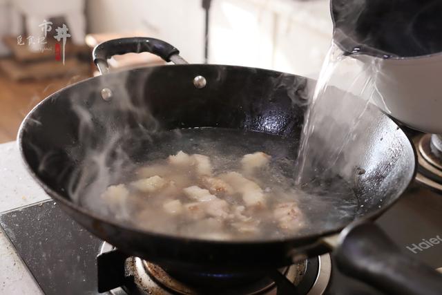 煮羊肉汤时，记住“2用1多放”，汤奶白浓郁，膻味小味道鲜香