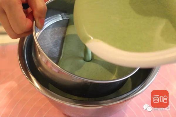 少女心系列！好吃到流泪的抹茶草莓千层蛋糕，免烤箱零失败