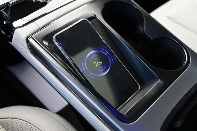 花了1万买手机，还得自购充电头？其实你买车的时候早经历过了