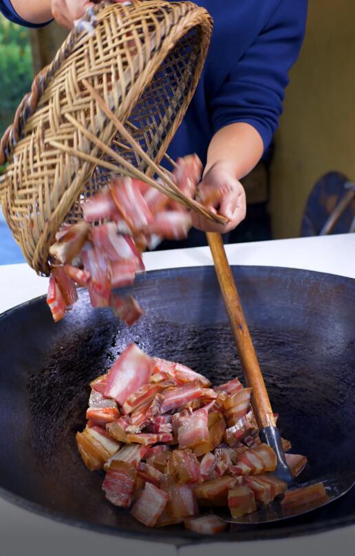 湘西腊肉：在烟熏火燎的小屋里，成就唇齿难忘的人间至味