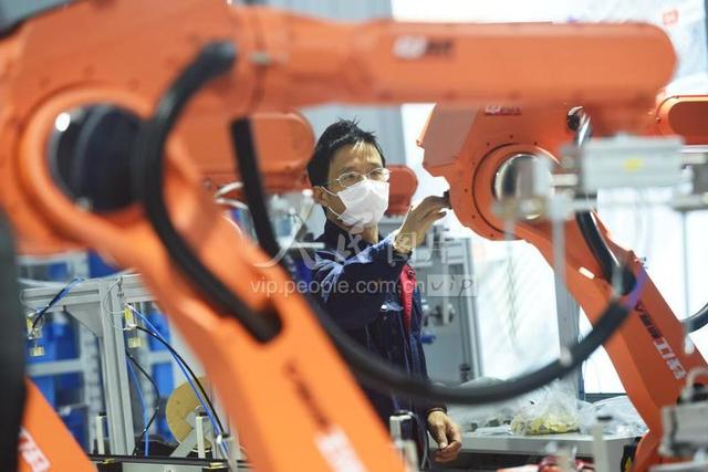 【人民图片】杭州：加快新款机器人生产 满足市场需求