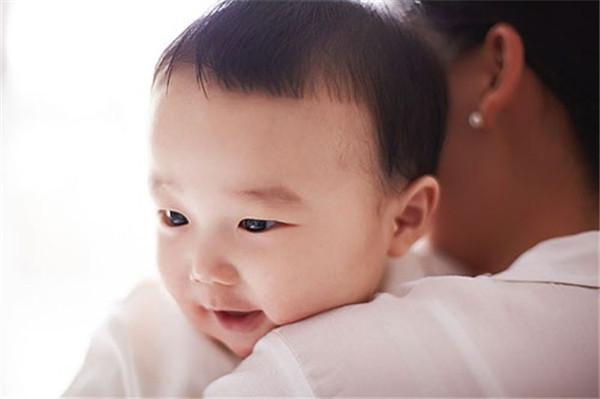 你的育儿经▲为什么孩子总喜欢被抱着?这样会被惯坏吗?得知原因后会不忍拒绝