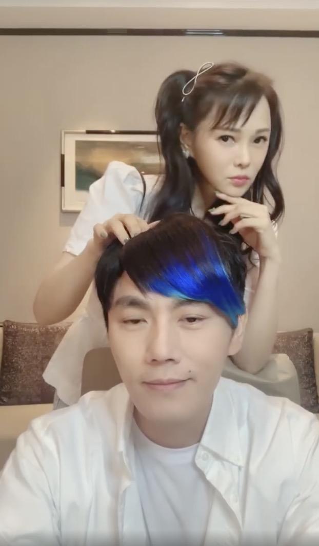 樱桃奶球|秦昊直播，伊能静为他戴各种假发，两人摆同款pose，甜撒狗粮