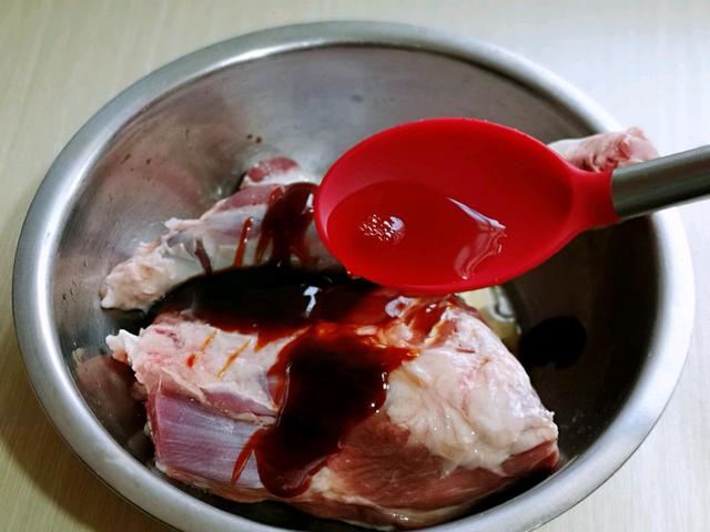 冬日小确幸美食，在家烤羊腿，外焦里嫩口感好，还能滋补身体