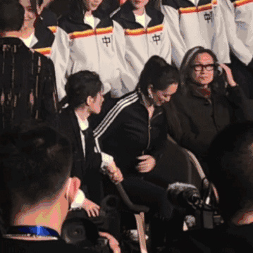 刘敏涛早前照片曝光，跟巩俐手牵手感情亲密，蹦蹦跳跳像小女孩电影工厂