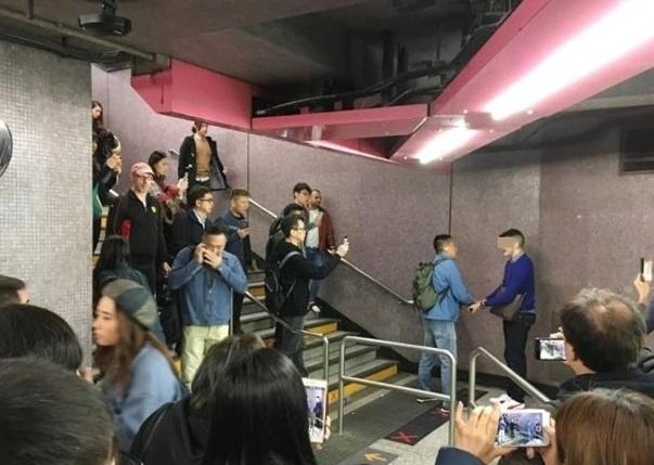 环球网@港媒:铜锣湾港铁站殴打港police的中籍男子身份暴光,系美籍银止高层