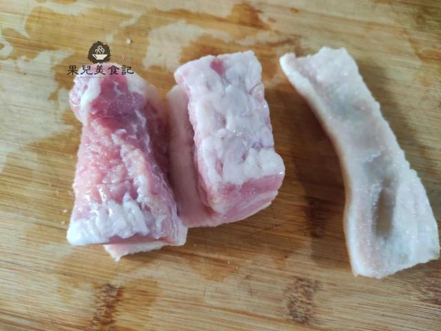 五花肉简单腌一腌，放锅里一煎，出锅后肥而不腻，吃着比烤肉还香