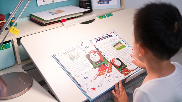 儿女天天乐|可调节的儿童学习桌椅到底有用吗？黑白调儿童学习桌椅给你答案