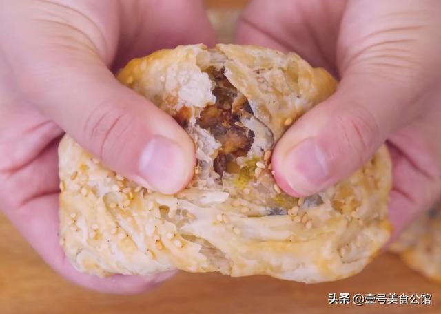 用手抓饼分享一款早餐锅盔，酥脆咸香，简单营养，吃一次念念不忘