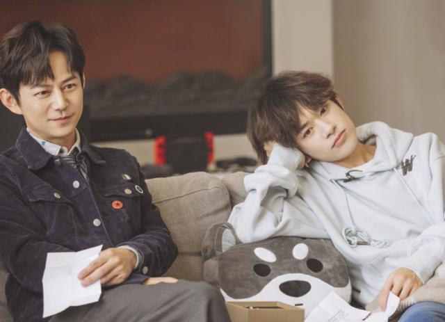 『9号放映厅』何炅千玺同穿校服，看到上面的学校名字，原来他俩还有这层关系