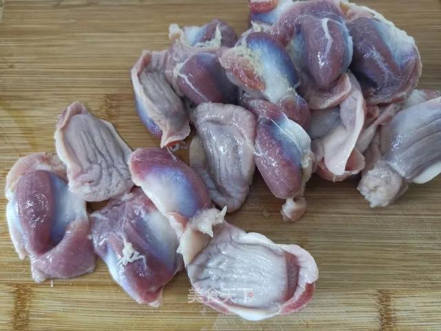 家庭版爆炒鸡胗的做法来了！鸡胗又脆又爽口，特别有嚼劲，超下饭哟