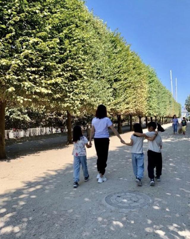 48岁黎姿冒风雨亲自送双胞胎女儿上学，单手撑伞保护女儿画面温馨|9号放映厅