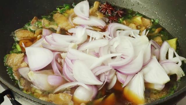 两个洋葱1斤面条，直接丢进锅里，出锅比吃红烧肉还解馋，真好吃