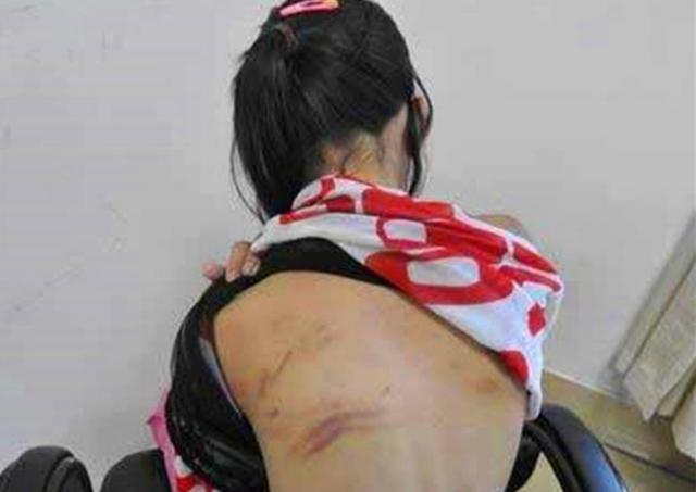 你的育儿经@承受亲爸妈和弟弟的“拳脚相加”，她不哭不闹，网友：不配当父母