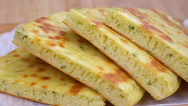 冬天发面饼这样做，手不沾面不揉面，松软又好吃，凉了也不硬