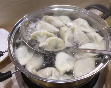 调猪肉饺子馅儿时，掌握“盐水油”口诀，做好鲜嫩多汁，香味十足