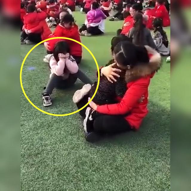 你的育儿经■幼儿园亲子活动，小女孩的爸妈缺席没来，故作坚强的样子让人心疼