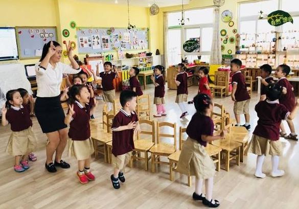 【超级宝妈】幼儿园老师怀孕,有家长建议送车遭怼:“马屁精你咋不送房子?”