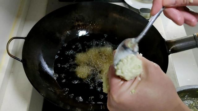 香炸素萝卜丸子这样才最酥脆好吃，不加水不回软，外焦里嫩不油腻