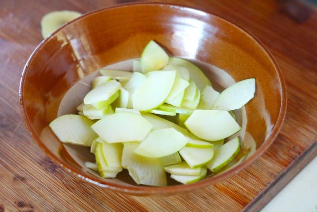 云南这木瓜，6块钱一斤，遇见多买几个，能生吃能做菜，酸甜爽脆