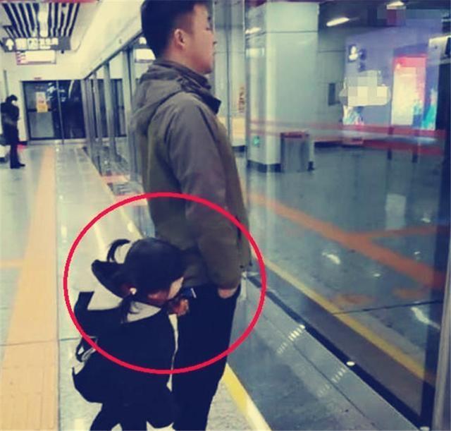 国民帅比|萌娃在地铁站学习爸爸站姿，引起网友夸赞：这才是最好的家教