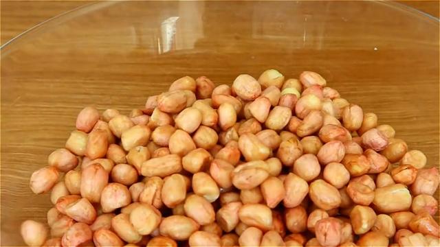 花生米加2个鸡蛋，没想到这么好吃，外酥里脆，当零食下酒都可以