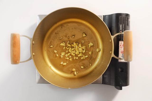 豆腐的100种做法之一，烹饪简单营养丰富，热乎乎吃一大碗，香