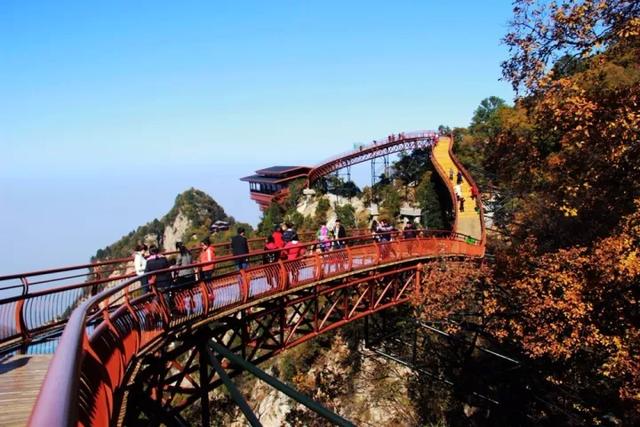 「约吗旅行」潜龙寺下的玻璃悬空栈道