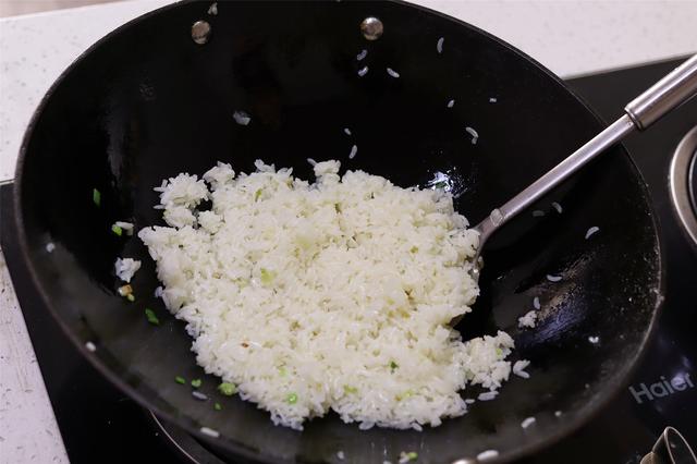 做蛋炒饭，记得“软炒”鸡蛋，每一勺米里都有蛋花，松软颗粒分明
