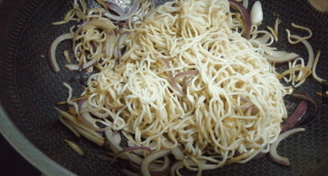 孜然炒面，家常的味道，温馨的味道！操作简单，推荐朋友们试试