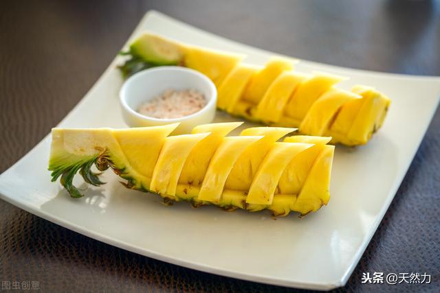 菠萝怎么削皮，教你2个实用又简单的方法轻松去皮