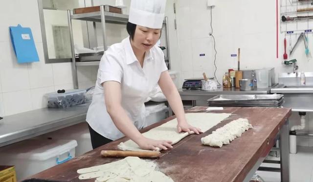 丁亚|从打杂实习生到总经理！金山这位美食家一个面团揉了32年