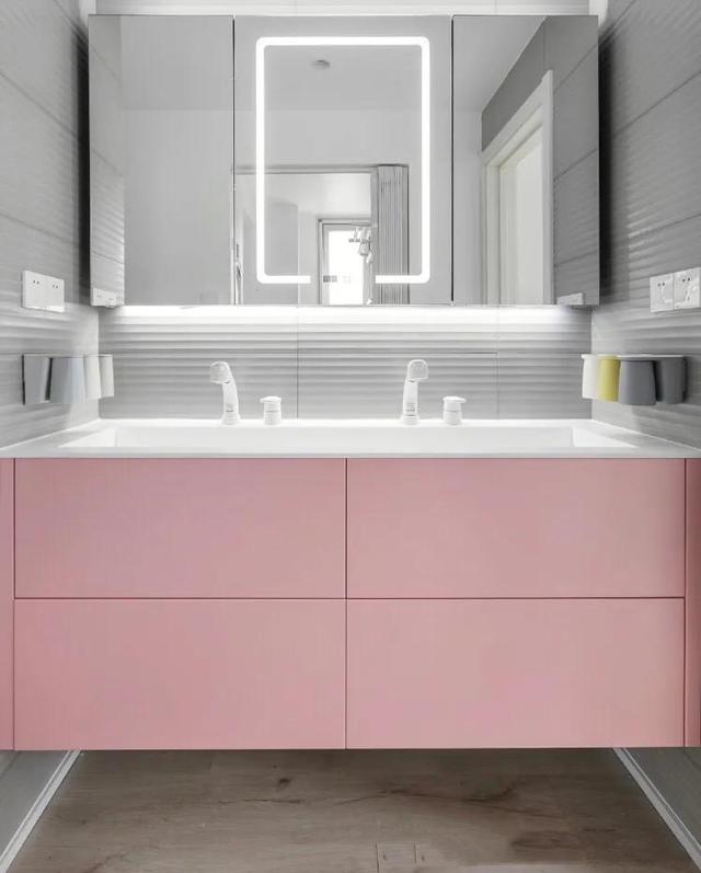 难怪“刷大白”又火了，学她家这样搭配，透着骨子里的高级感！