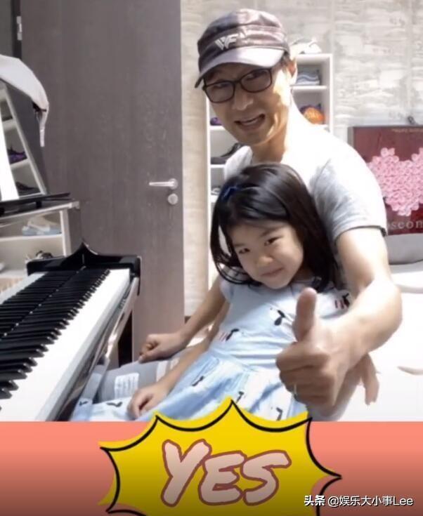 退场|女儿弹钢琴章子怡掌镜，汪峰手把手教女儿弹琴，为默契竖大拇指