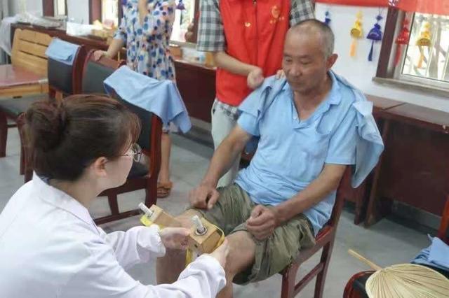 养生|安徽中医药大学青年师生送健康知识到基层